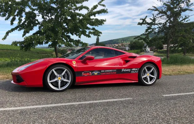 Supersportwagen fahren auf der Bergstraße im Elsass - 1