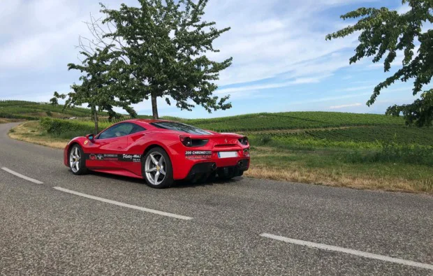 Supersportwagen fahren auf der Bergstraße im Elsass - 2