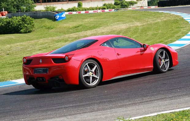 Ferrari F458 fahren auf der Rennstrecke bei Turin (1 Runde) - 1