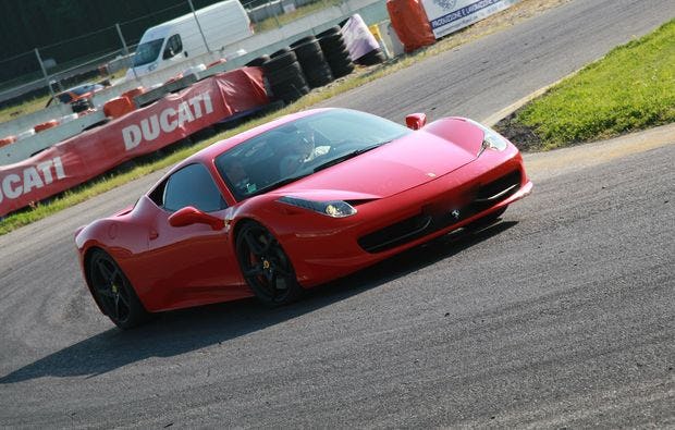 Ferrari F458 fahren auf der Rennstrecke bei Turin  (1 Runde)