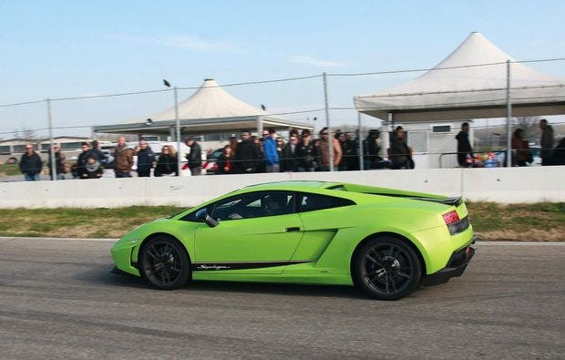 Lamborghini fahren auf der Rennstrecke bei Mailand (1 Runde)