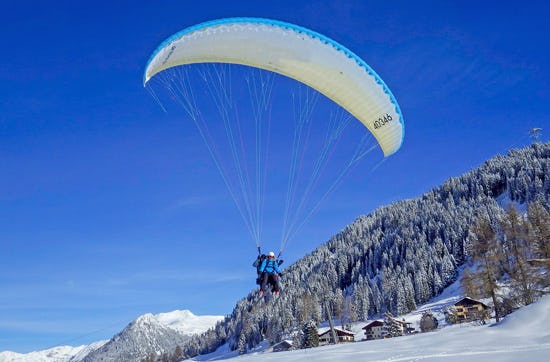 Gleitschirm-Tandemflug mit Ski-Start Raum Davos