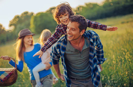 Familien-Landurlaub mit Übernachtung im Bienenwagen