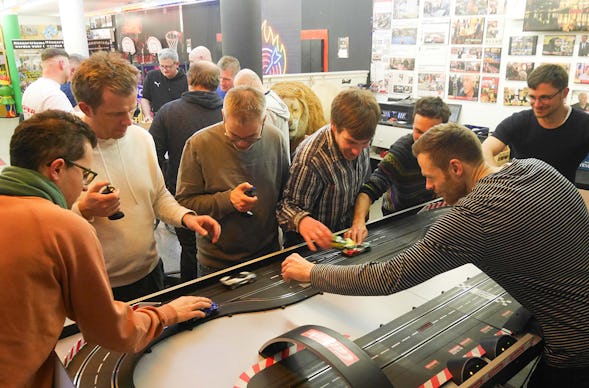 Männerabend im Spielzeugladen