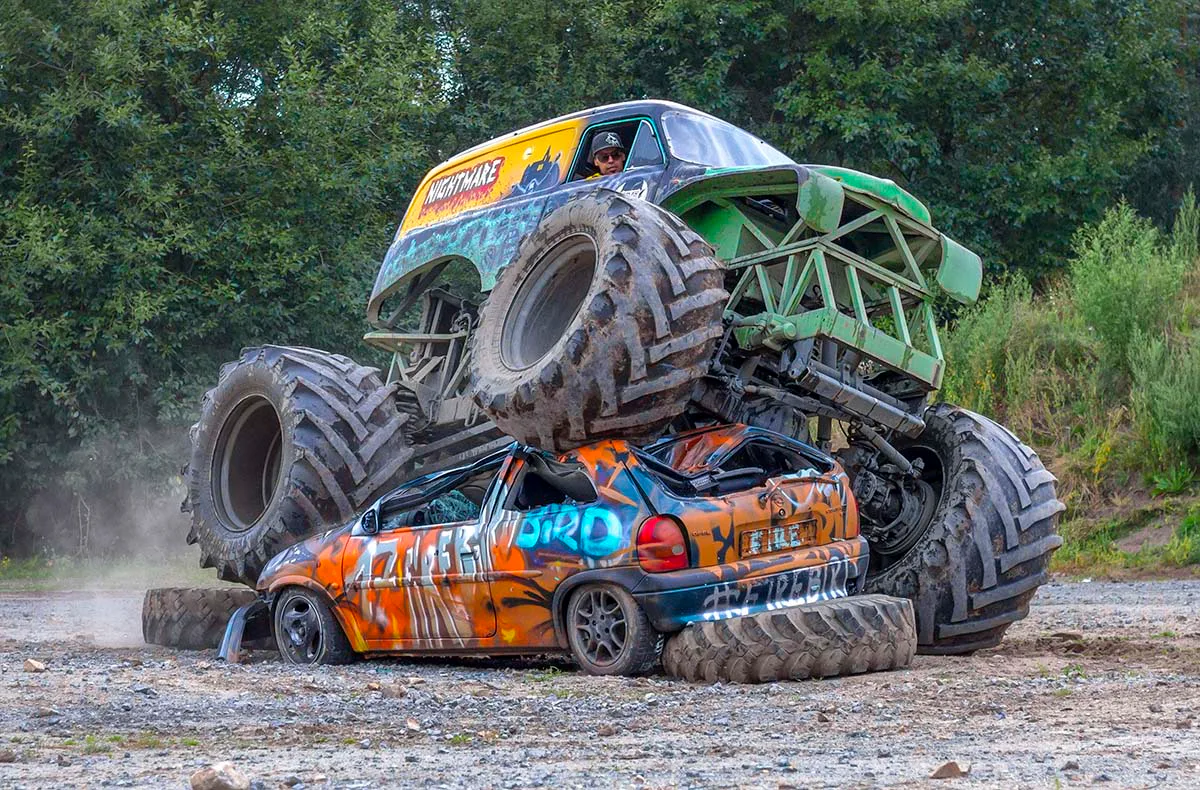 Monster-Truck fahren Burgstall (mit Car Crashing) - 1