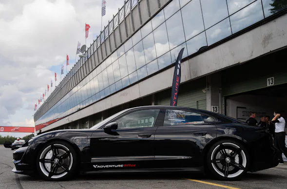 Renntaxi Most 9-Sous (Porsche Taycan)